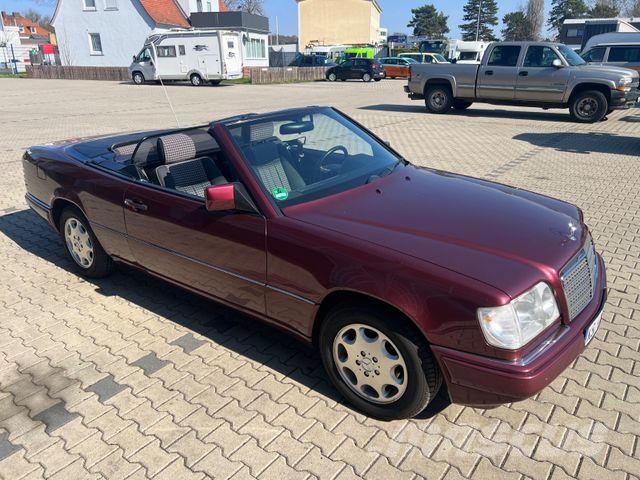 Mercedes-Benz E 200 Cabrio mit original sehr wenig Kilometern Voiture