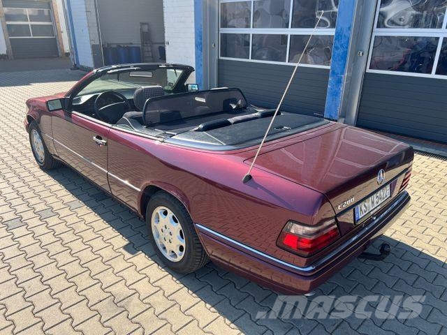 Mercedes-Benz E 200 Cabrio mit original sehr wenig Kilometern Voiture