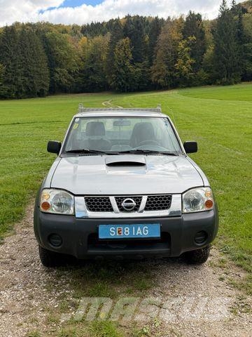 Nissan King Cab Lava-autot