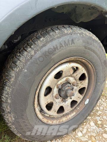Nissan King Cab Lava-autot