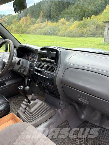 Nissan King Cab Lava-autot