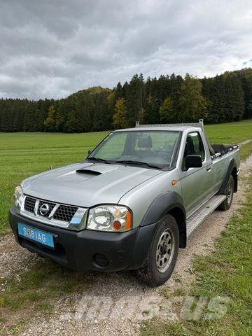 Nissan King Cab Lava-autot