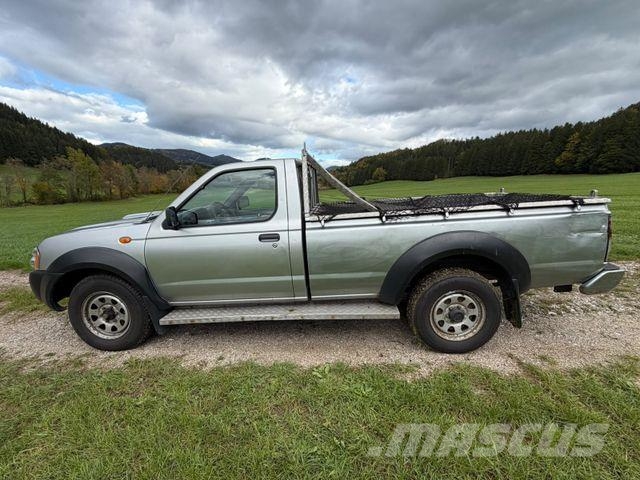 Nissan King Cab Lava-autot