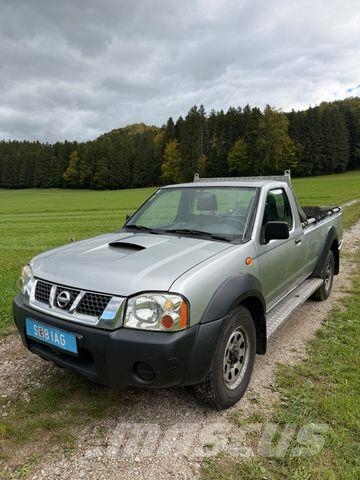 Nissan King Cab Lava-autot