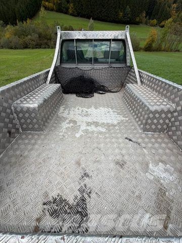 Nissan King Cab Lava-autot