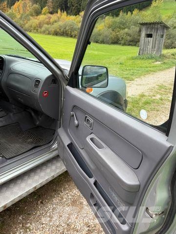 Nissan King Cab Lava-autot