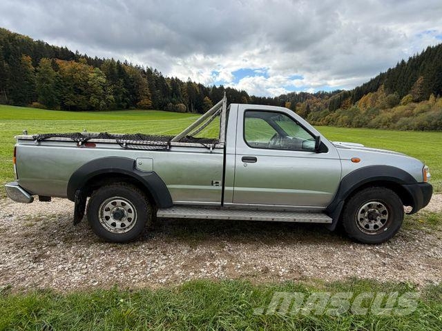 Nissan King Cab Lava-autot