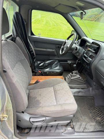 Nissan King Cab Lava-autot