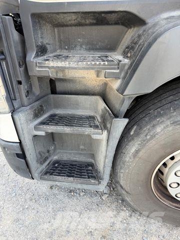 Renault C HIAB 232 5 Hydraulisch 2 MECHANISCH FUNKFERNST Vlakke laadvloer met kraan