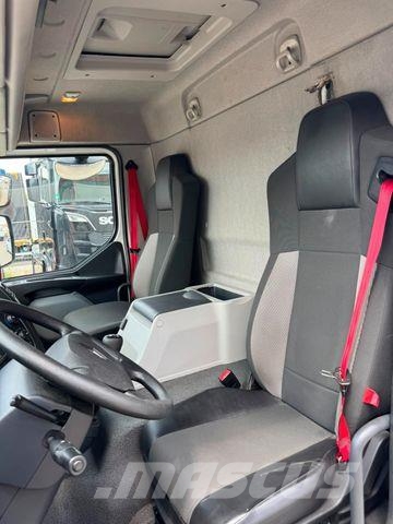 Renault D 210 * KOFFER * LADEBORDWAND 1 TON * TÜV * هيكل صندوقي