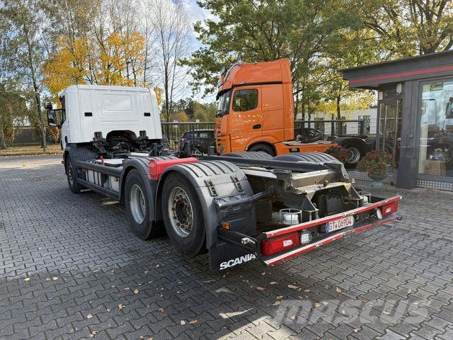 Scania P280 6X2*4 Camiones con chasís y cabina