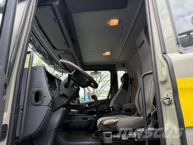 Scania R410 8X2*6 Kran HMF 4020 bis 30 Meter Flatbed / Dropside trucks