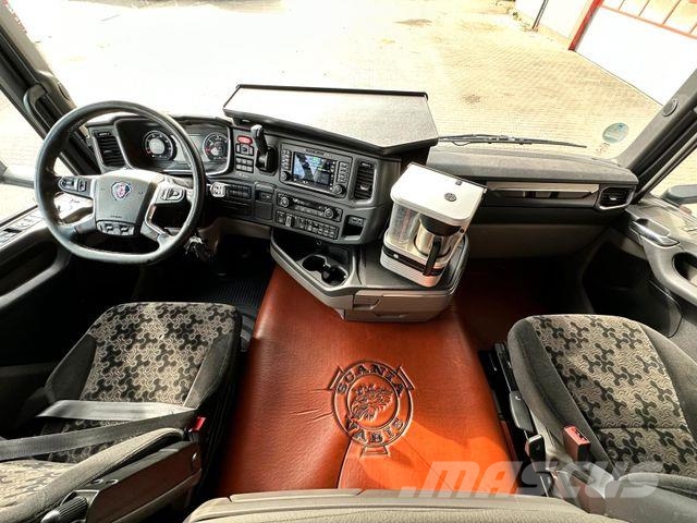 Scania R450 6x2 LL & Fliegl/ FASSI 155A LK Glastr. Camion plateau