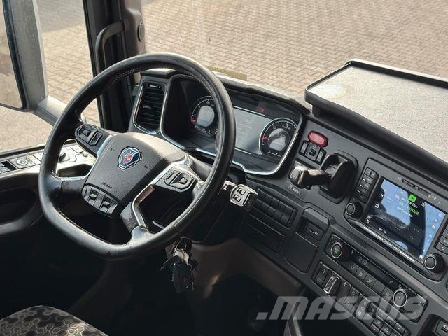 Scania R450 6x2 LL & Fliegl/ FASSI 155A LK Glastr. Camion plateau