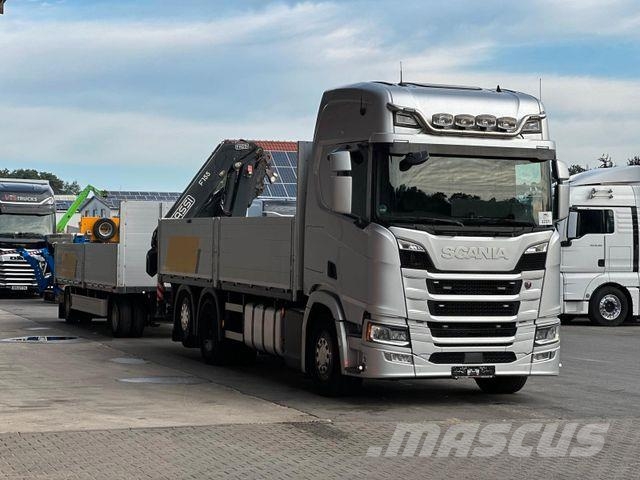 Scania R450 6x2 LL & Fliegl/ FASSI 155A LK Glastr. Camion plateau