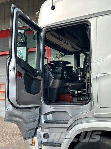 Scania R450 6x2 LL & Fliegl/ FASSI 155A LK Glastr. Camion plateau