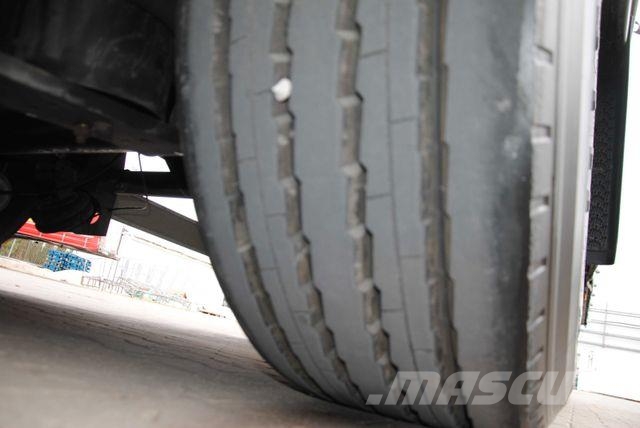 Schmitz Cargobull Varios mega, lifting axle, lifting roof 侧帘半挂车