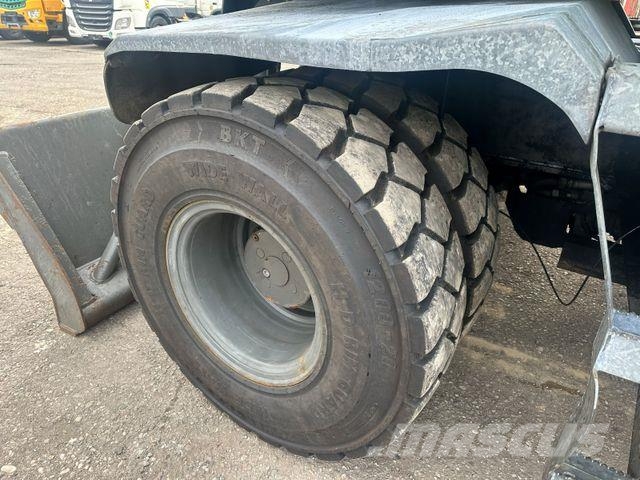 Sennebogen 730E Wheeled excavators