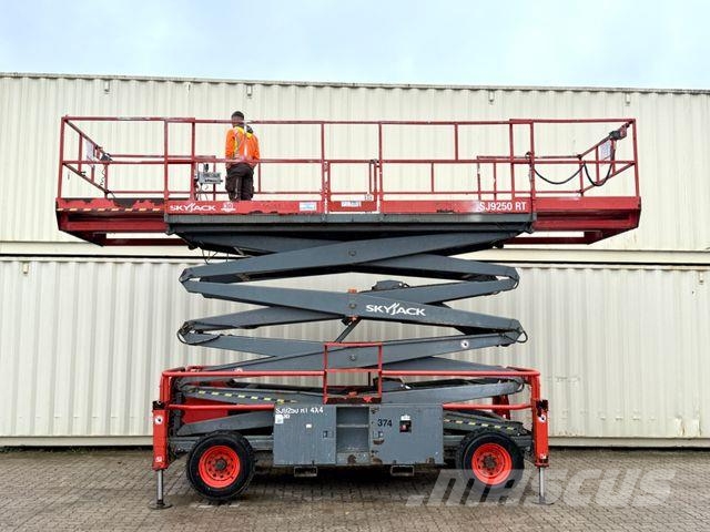 SkyJack SJ9250RT 4x4 / 17.2 Meter / 2015 BJ Scheren-Arbeitsbühnen