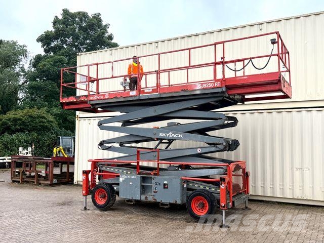 SkyJack SJ9250RT 4x4 / 17.2 Meter / 2015 BJ Scheren-Arbeitsbühnen
