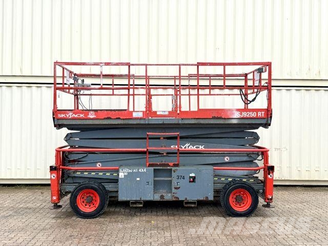 SkyJack SJ9250RT 4x4 / 17.2 Meter / 2015 BJ Scheren-Arbeitsbühnen