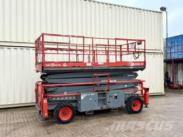 SkyJack SJ9250RT 4x4 / 17.2 Meter / 2015 BJ Scheren-Arbeitsbühnen