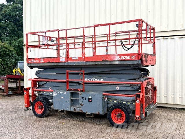 SkyJack SJ9250RT 4x4 / 17.2 Meter / 2015 BJ Scheren-Arbeitsbühnen