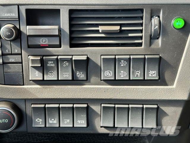 Volvo FH 650 6x2 2.Stock Pezzaioli Viehtransporter Eläinkuljetusautot