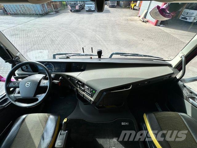 Volvo FH 650 6x2 2.Stock Pezzaioli Viehtransporter Eläinkuljetusautot