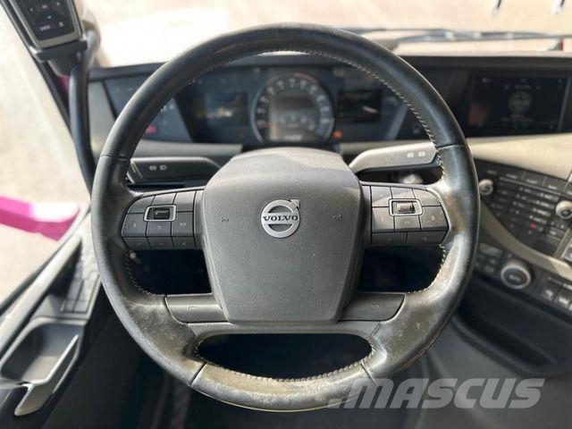 Volvo FH 650 6x2 2.Stock Pezzaioli Viehtransporter Eläinkuljetusautot