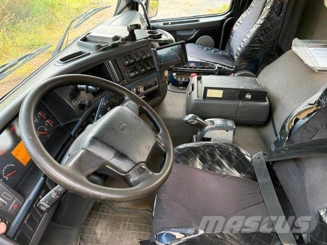 Volvo FM 440 PRITSCHE HMF CRANE Camiones de cama baja