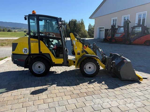 Wacker WL 250 neu Gumikerekes homlokrakodók