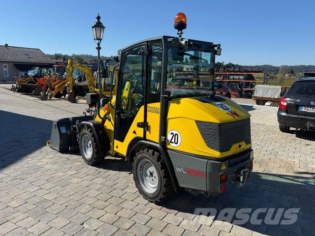 Wacker WL 250 neu Gumikerekes homlokrakodók