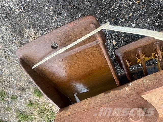 - - - 40 CM SOKKELSKOVL MED S45 BESLAG Rýpadlo-nakladače