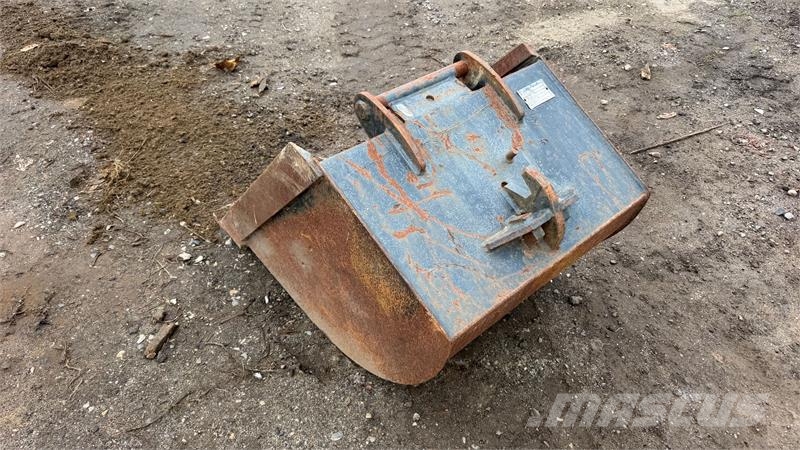 - - - 80 cm bagskovl, har siddet på case 695 Skovle