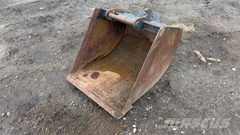 - - - 80 cm bagskovl, har siddet på case 695 Skovle