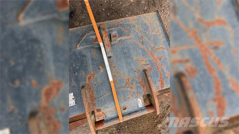 - - - 80 cm bagskovl, har siddet på case 695 Skovle
