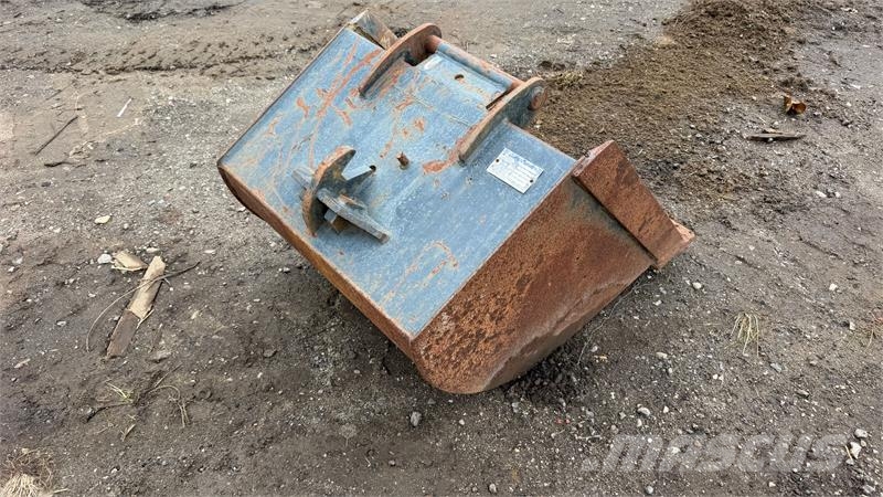 - - - 80 cm bagskovl, har siddet på case 695 Skovle