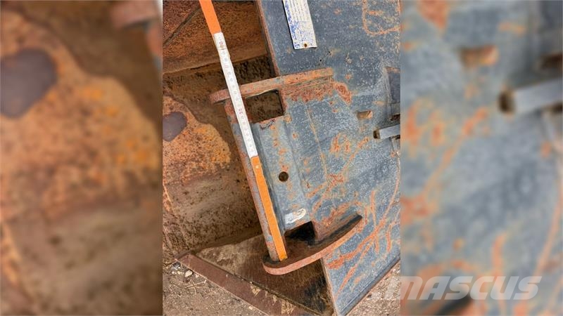- - - 80 cm bagskovl, har siddet på case 695 Skovle