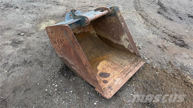 - - - 80 cm bagskovl, har siddet på case 695 Skovle