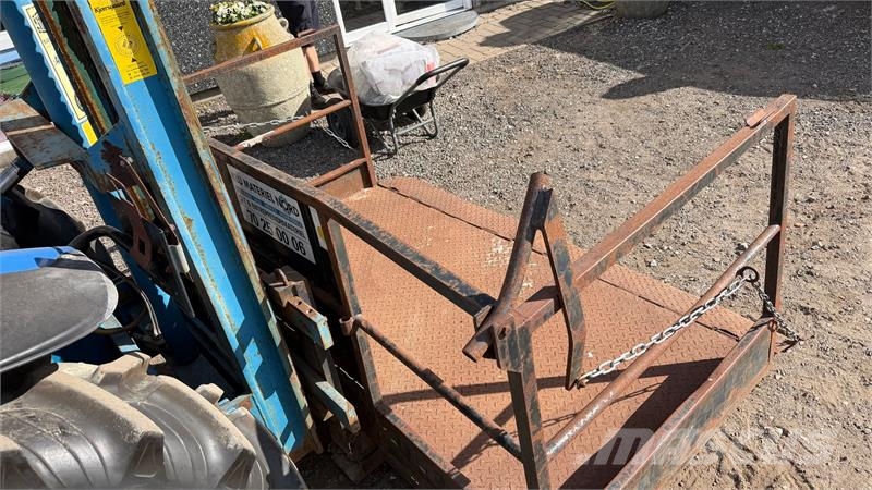 - - - Byggelift Traktoriai