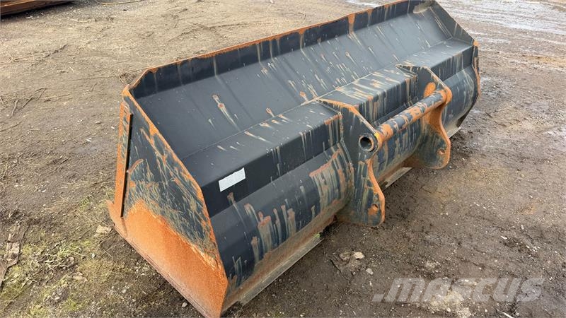 - - - Frontskovl 250 cm bred - Manitou beslag Κουβάδες