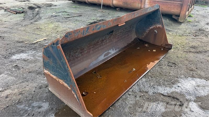 - - - Frontskovl 250 cm bred - Manitou beslag Κουβάδες