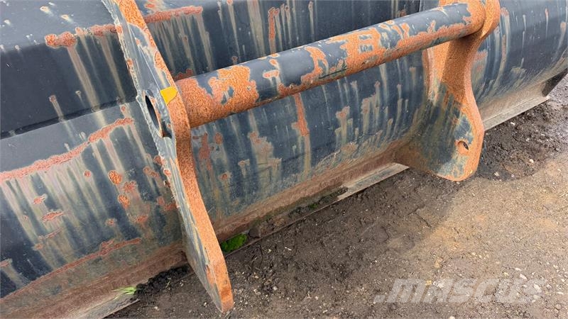 - - - Frontskovl 250 cm bred - Manitou beslag Κουβάδες