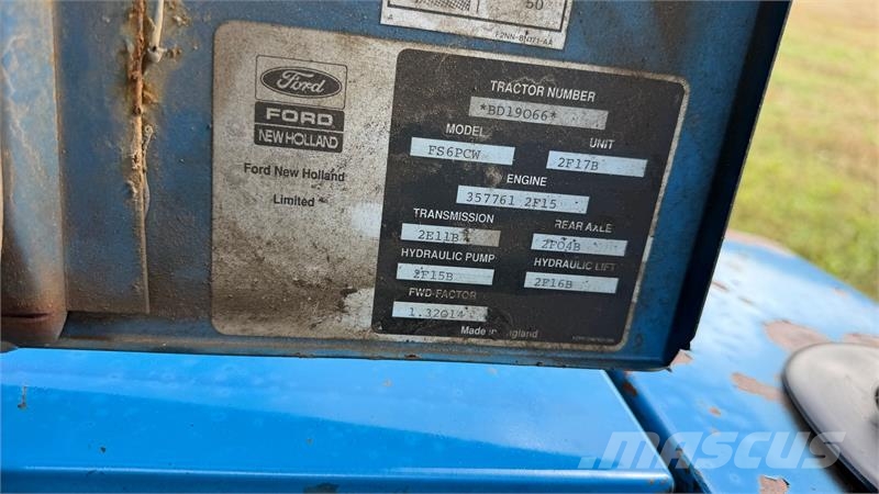 New Holland 8240 Fin traktor, går vildt godt i motoren Traktorji