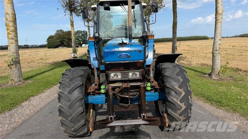 New Holland 8240 Fin traktor, går vildt godt i motoren Traktorji