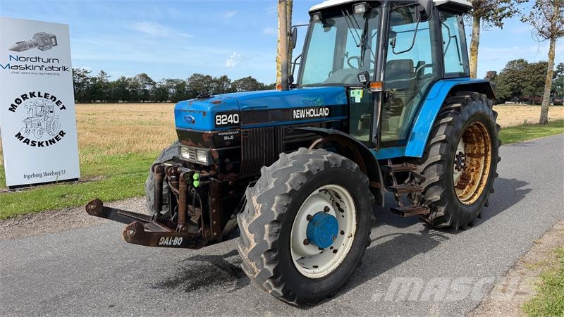 New Holland 8240 Fin traktor, går vildt godt i motoren Traktorji