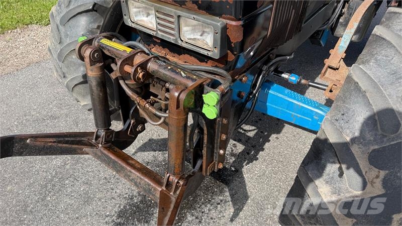 New Holland 8240 Fin traktor, går vildt godt i motoren Traktorji
