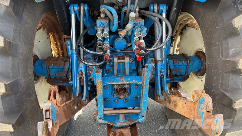 New Holland 8240 Fin traktor, går vildt godt i motoren Traktorji