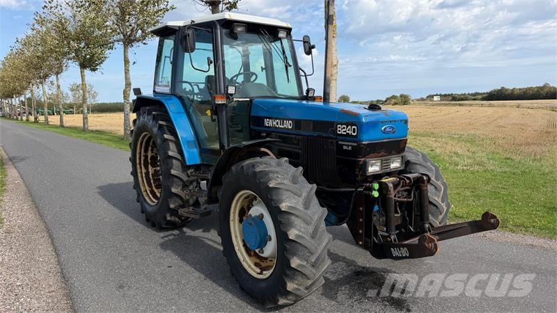 New Holland 8240 Fin traktor, går vildt godt i motoren Traktorji